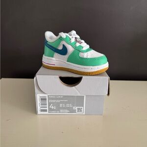 NEW Nike Kids' Force 1 LV8 Sneakers